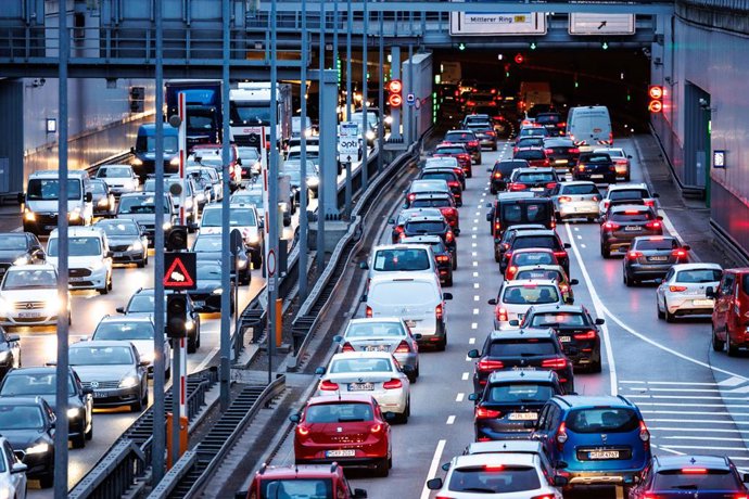 Archivo - FILED - 09 January 2023, Munich: A view of the traffic jam during the morning rush hour at the Heckenstaller street tunnel in Munich.  Negotiators from the European Parliament and EU member states agreed on new emission limits for cars, buses an