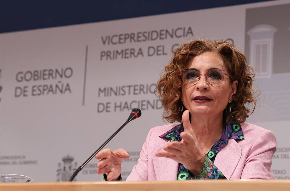 La vicepresidenta primera del Gobierno y ministra de Hacienda, María Jesús Montero, comparece ante los medios de comunicación para presentar el avance del cierre de la ejecución presupuestaria del conjunto de las Administraciones Públicas del ejercicio 