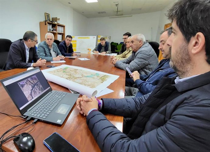 Representantes de la Comunidad de Regantes de Guadalcacín en una reunión con el secretario general de Agua de la Junta de Andalucía, Ramiro Angulo.