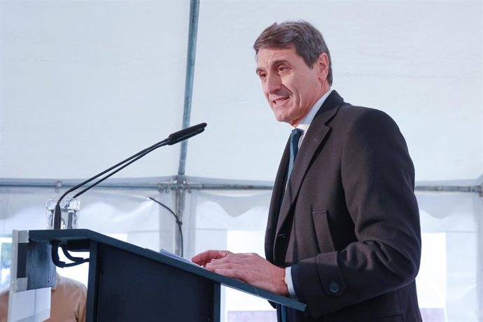 Archivo - El delegado del Gobierno, Pedro Fernández, interviene durante el acto de colocación de la primera piedra de una producción de viviendas. A 20 de enero de 2025 en Utrera, Sevilla (Andalucía, España). Imagen de achivo.