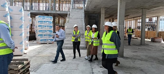 Botella (centro), durante la visita a las obras del futuro Centrro de Salud de Bujalance.