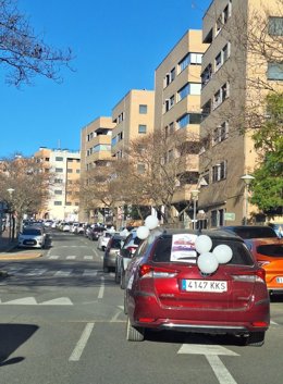 Caravana de coches de Marea Blanca en la zona de expansión urbana de Mairena del Aljarafe