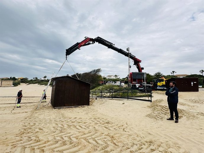 Montaje de servicios de playa en El Puerto.