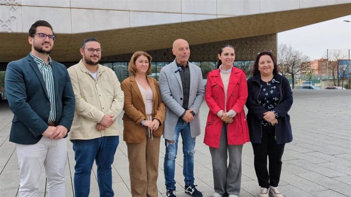 Ediles de PSOE y Hacemos Córdoba en el Ayuntamiento de la capital ante la Ciudad de la Justicia.