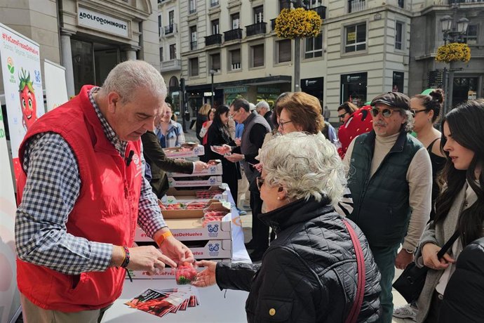 Reparto de fresas de  Huelva en Puerta Real