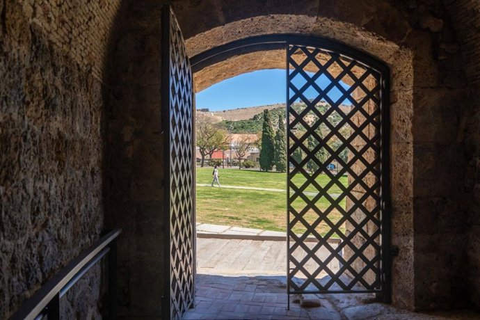 La puerta del Socorro permite la conexión peatonal entre la Cuesta del Batel y el antiguo Hospital de Marina, actual sede de la Universidad Politécnica de Cartagena