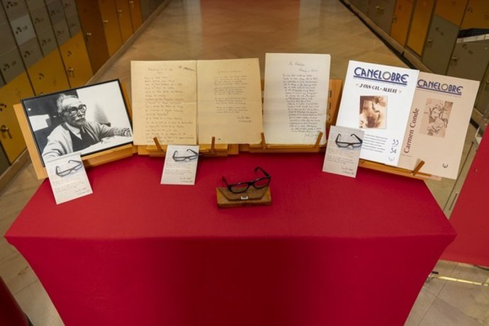 El legado in memoriam a la Caja de las Letras de Juan Gil-Albert incluye sus gafas, varios poemas manuscritos y ejemplares de la revista Canelobre, entre otros documentos y objetos personales.