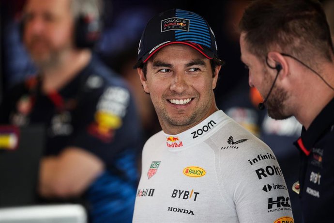 Archivo - PEREZ Sergio (mex), Red Bull Racing RB20, portrait during the Formula 1 Etihad Airways Abu Dhabi Grand Prix 2024, 24th round of the 2024 Formula One World Championship from December 6 to 8, 2024 on the Yas Marina Circuit, in Abu Dhabi, United Ar
