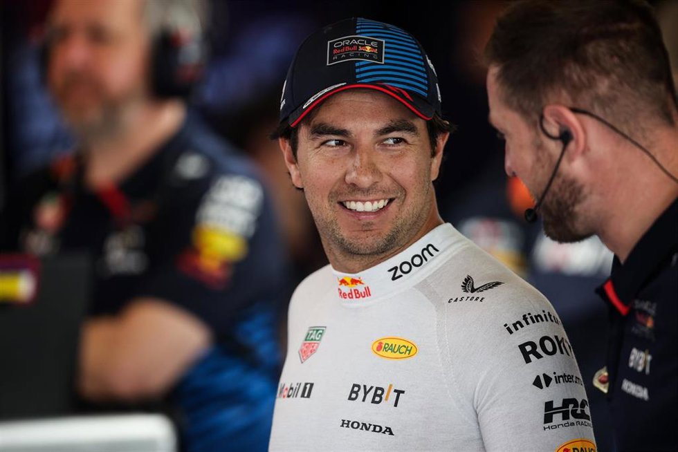 Archivo - PEREZ Sergio (mex), Red Bull Racing RB20, portrait during the Formula 1 Etihad Airways Abu Dhabi Grand Prix 2024, 24th round of the 2024 Formula One World Championship from December 6 to 8, 2024 on the Yas Marina Circuit, in Abu Dhabi, United 
