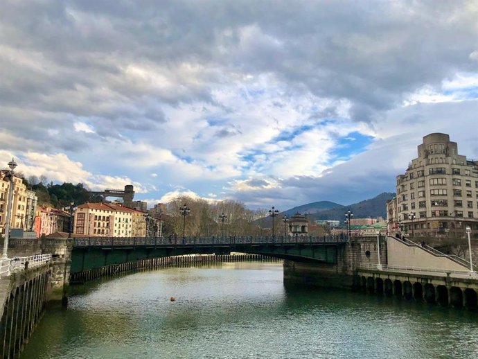 Archivo - Cielos cargados de nubes en Bilbao.