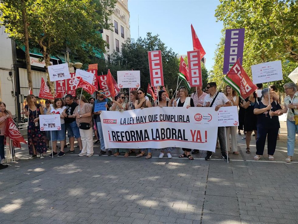 Manifestación del comité de empresa de Cruz Roja en Córdoba, presidido por CCOO.