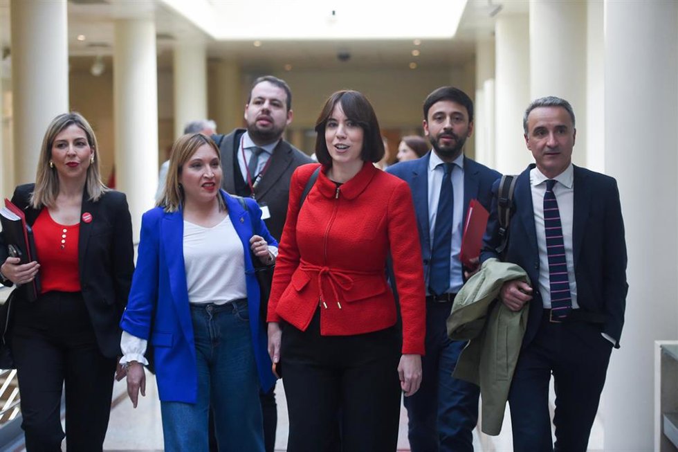 La ministra de Ciencia, Innovación y Universidades, Diana Morant (c),