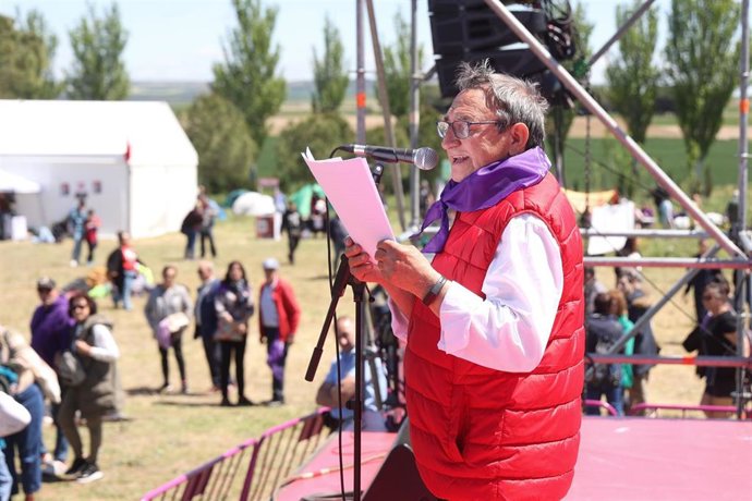 Archivo - El alcalde de Villalar, Luis Alonso Laguna, interviene durante la festividad del Día de Castilla y León, a 23 de abril de 2024, en Villalar de los Comuneros. Foto archivo