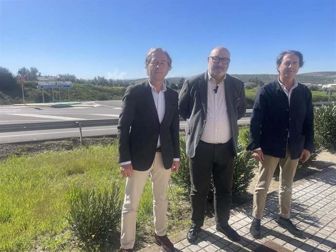 Representantes de Vox por Córdoba y Jaén junto a la carretera A-306 en Bujalance.