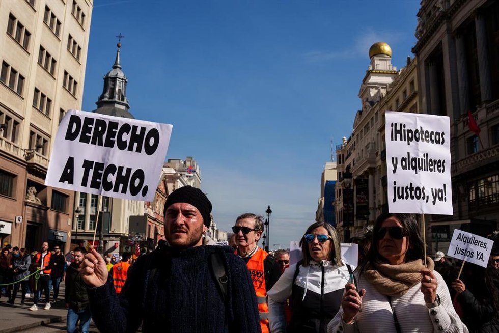 Archivo - Varias personas durante una manifestación por una vivienda digna, a 9 de febrero de 2025, en Madrid (España).
