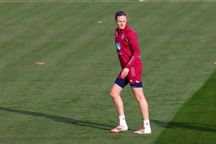 Archivo - Irene Paredes warms up during the training session of the Spanish women's team ahead of the UEFA Women's Nations League matches against Belgium and England at Ciudad del Futbol on February 18, 2025, in Las Rozas, Madrid, Spain.