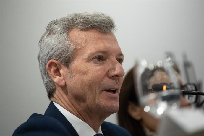 El presidente de la Xunta de Galicia, Alfonso Rueda, durante un almuerzo-coloquio, en la sede del Club Siglo XXI, a 20 de marzo de 2025, en Madrid (España). El encuentro ha sido organizado por Club Siglo XXI.