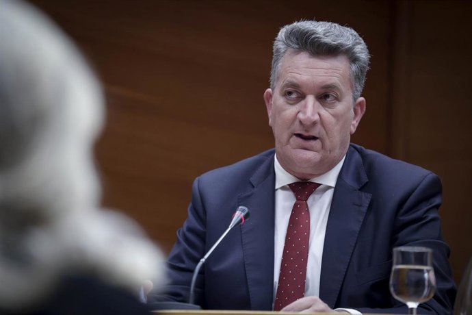 El conseller de Medio Ambiente, Infraestructuras y Territorio, Vicente Martínez Mus, comparece en la comisión de Economía, Presupuestos y Hacienda de Les Corts para exponer las partidas de su departamento en los presupuestos de la Generalitat para 2025