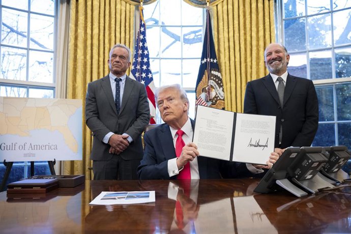 Archivo - Arquivo - 25 de fevereiro de 2025, Washington, Dc, Estados Unidos: O presidente dos EUA, Donald Trump, segura uma ordem executiva assinada exigindo uma investigação sobre as importações de cobre durante uma cerimônia de assinatura no Salão Oval 