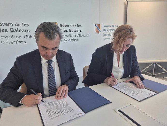 El conseller de Educación y Universidades, Antoni Vera, firma el acuerdo para la equiparación del profesorado de religión y el personal laboral.