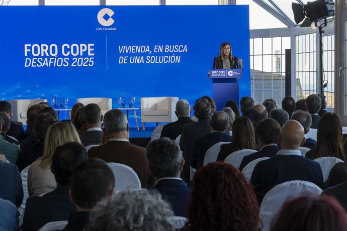 La presidenta de Cantabria, María José Sáenz de Buruaga, en el 'Foro Desafíos 2025' de COPE