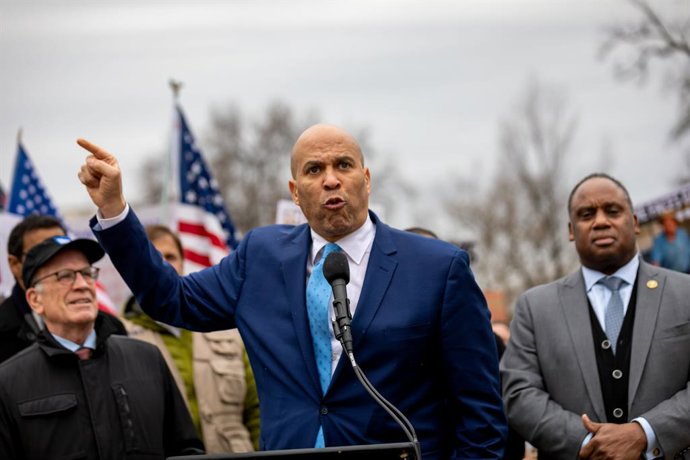 Archivo - Arquivo - 5 de fevereiro de 2025, Washington Dc, Distrito de Columbia, Estados Unidos: O senador americano Cory Booker (D-NJ) discursa na manifestação 'Restore Foreign Aid Now' (Restaure a ajuda externa agora), do lado de fora do edifício do Cap
