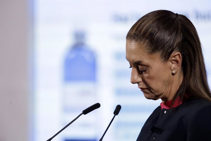 A presidente mexicana, Claudia Sheinbaum Pardo, fala durante uma reunião sobre o Fundo de Previdência Social no Palácio Nacional, em 31 de março de 2025, na Cidade do México, México.