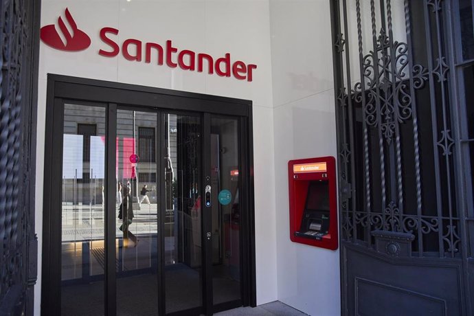 Archivo - Fachada de una oficina del Banco Santander