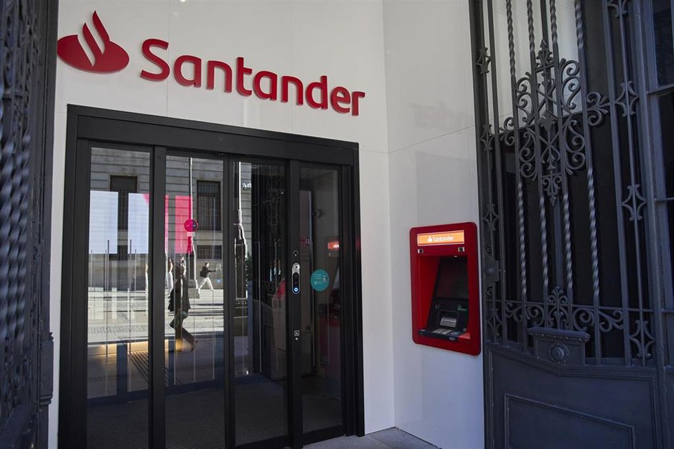 Archivo - Fachada de una oficina del Banco Santander