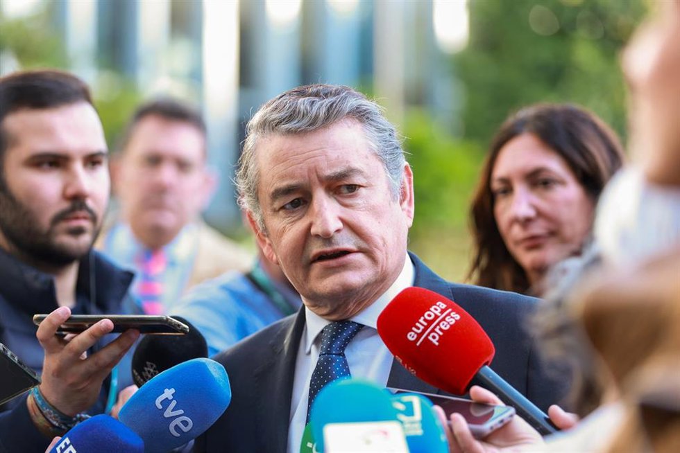 El consejero de la Presidencia, Interior, Diálogo Social y Simplificación Administrativa, Antonio Sanz atiende a los medios de comunicación. A 1 de abril de 2025 en Sevilla, Andalucía (España). El presidente de la Diputación de Sevilla, Javier Fernández