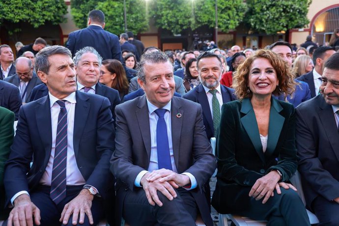 El presidente de la Diputación, Javier Fernández (c), la vicepresidenta primera del Gobierno, María Jesús Montero (d) y el delegado del gobierno en Andalucía, Pedro Fernández (i) en la apertura del VI Foro Mundial de Desarrollo Local