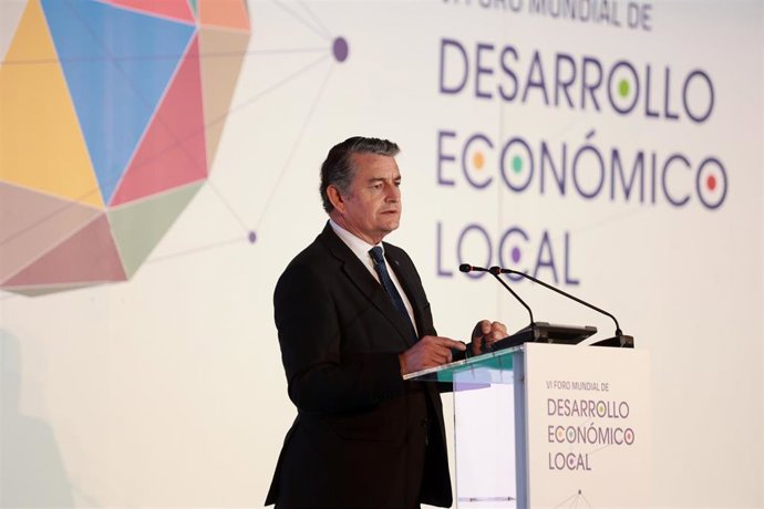 El consejero de la Presidencia, Interior, Diálogo Social y Simplificación Administrativa, Antonio Sanz, interviene durante la apertura del VI Foro Mundial de Desarrollo Económico Local  el . A 1 de abril de 2025 en Sevilla, Andalucía (España). El presiden