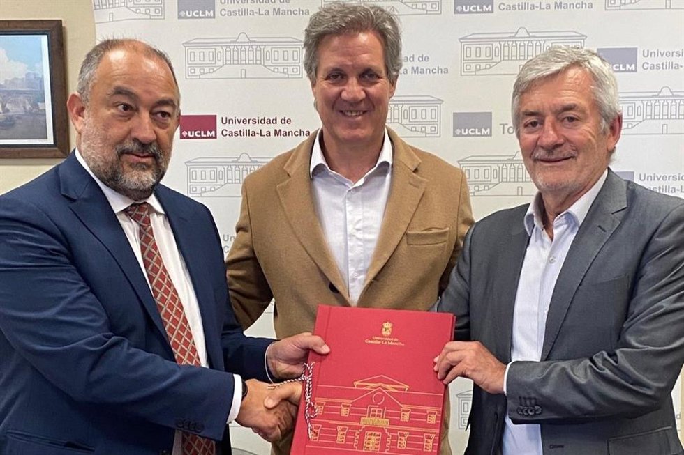 El rector de la UCLM, Julián Garde; el presidente de la RFEN, Fernando Carpena; y Antonio Silva, presidente de European Aquatics.