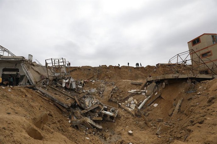 22 de março de 2025, Territórios Palestinos, Dair El-Balah: Palestinos inspecionam os escombros de uma estrutura atingida por um bombardeio israelense em Deir al-Balah, Faixa de Gaza. Foto: Moiz Salhi/APA Images via ZUMA Press Wire/dpa