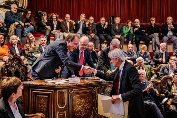 El conseller de Justicia y Calidad Democrática, Ramon Espadaler, y el doctor Josep Maria Argimon