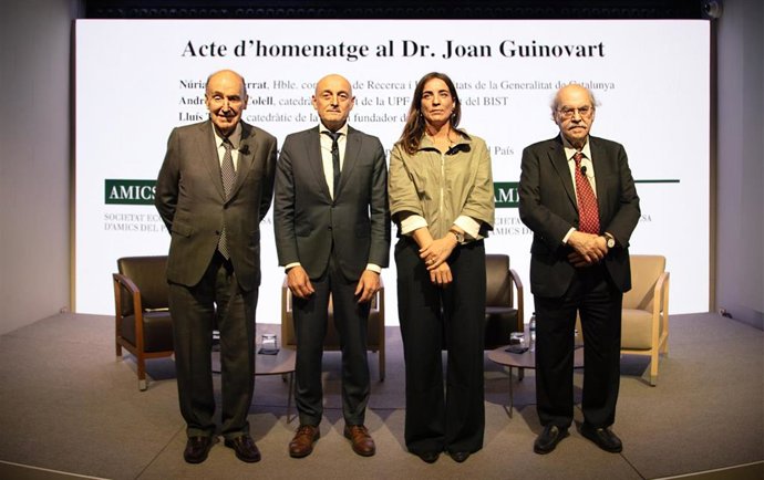 El presidente de la Societat Econòmica Barcelonesa d'Amics del País, Miquel Roca Junyent; la consellera de Investigación y Universidades de la Generalitat, Núria Montserrat; el presidente del Bist, Andreu Mas-Colell, y el fundador del Icfo, Lluís Torner