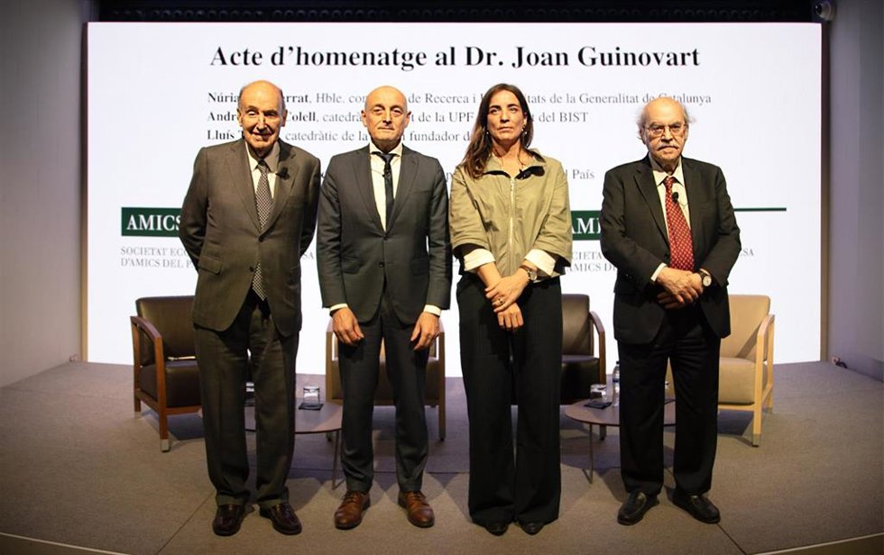 El presidente de la Societat Econmica Barcelonesa d'Amics del País, Miquel Roca Junyent; la consellera de Investigación y Universidades de la Generalitat, Núria Montserrat; el presidente del Bist, Andreu Mas-Colell, y el fundador del Icfo, Lluís Torner