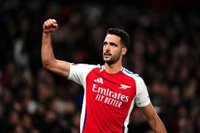 Mikel Merino vuelve a anotar y mantiene al Arsenal en la pelea por la Premier