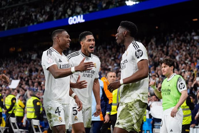 Aurélien Tchouaméni, Jude Bellingham y David Alaba celebran un gol durante el partido de vuelta de semifinales de la Copa del Rey entre el Real Madrid y la Real Sociedad