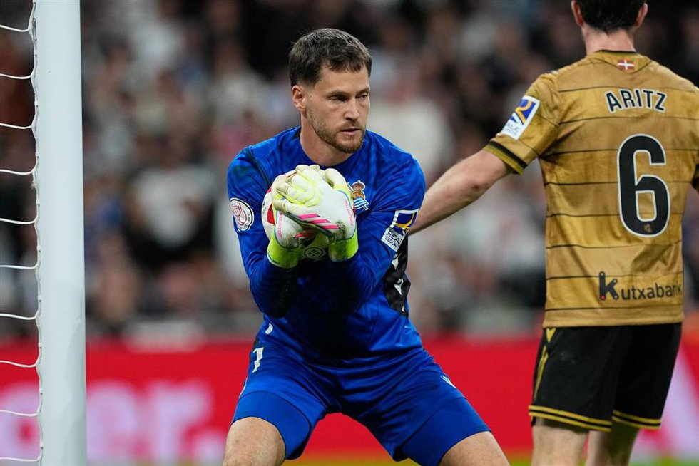 El portero de la Real Sociedad Álex Remiro, ante el Real Madrid. 