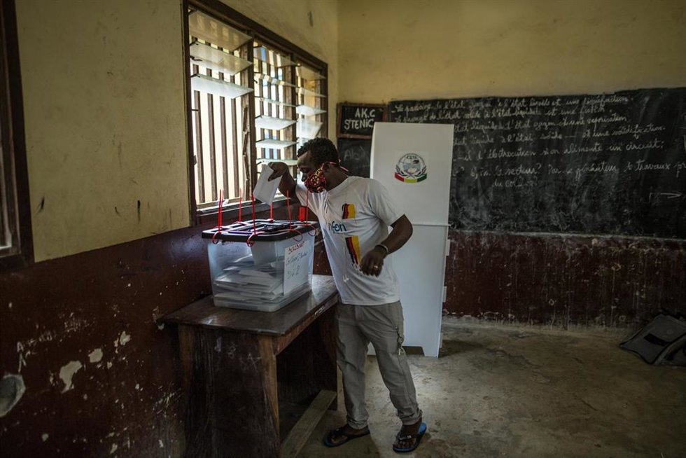 Archivo - Un votante deposita su voto en un colegio electoral en Conakry, Guinea (archivo)