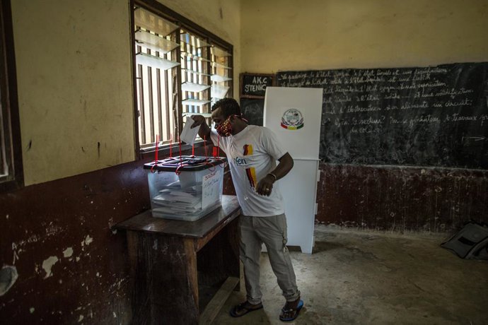 Archivo - (201019) -- CONAKRY, Oct. 19, 2020 (Xinhua) -- A voter casts his ballot at a polling station in Conakry, Guinea, Oct. 18, 2020. Guinean citizens began to vote in the presidential election on Sunday morning. A total of 12 candidates, including th