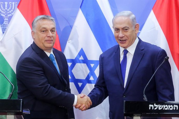 Archivo - JERUSALÉM, 19 de julho de 2018 O primeiro-ministro israelense Benjamin Netanyahu (dir.) cumprimenta o primeiro-ministro húngaro Viktor Orban durante uma coletiva de imprensa conjunta em Jerusalém, em 19 de julho de 2018. Viktor Orban, conhecido 