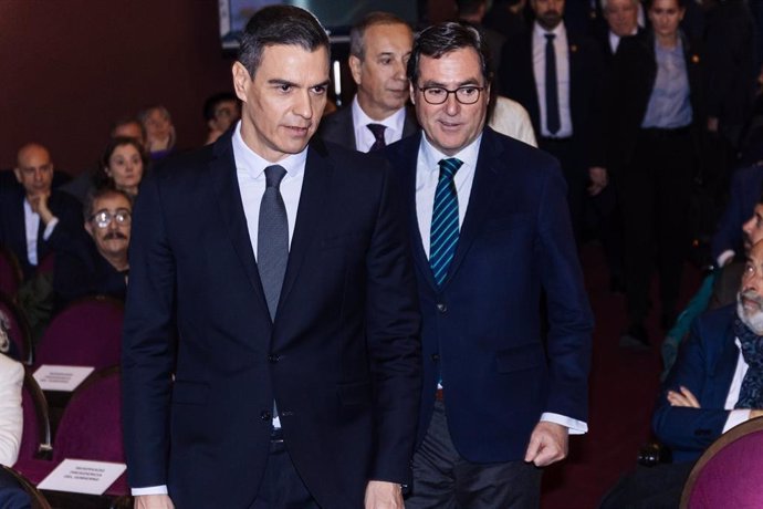Archivo - El presidente del Gobierno, Pedro Sánchez (i), y el presidente de la CEOE, Antonio Garamendi (d),