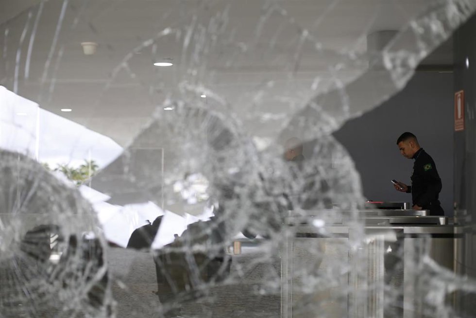 Archivo - Vista de una ventana rota tras el ataque al Palacio de Planalto, la sede presidencial, en Brasilia, Brasil., en 2023