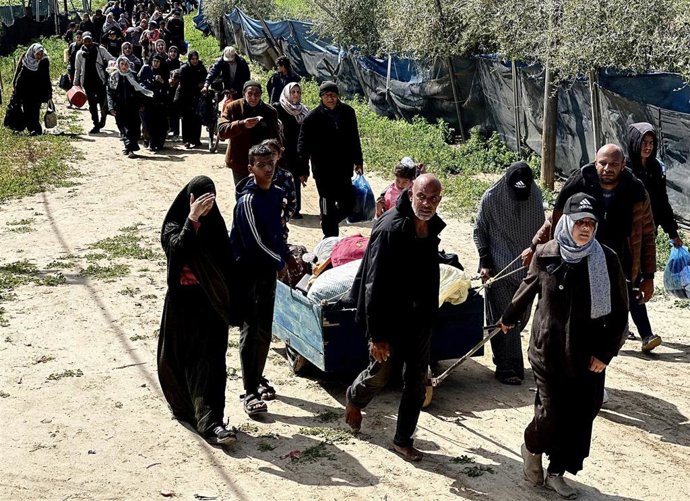 Palestinos huyen de sus hogares en el sur de la Franja, después de que el Ejército israelí emitiera órdenes de evacuación 