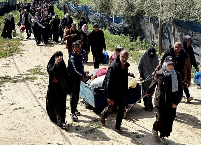 23 de março de 2025, Cidade de Gaza, Faixa de Gaza, Território Palestino: Palestinos fogem de suas casas, depois que o exército de Israel emitiu ordens de evacuação para vários bairros, após fortes ataques israelenses, em Rafah, no sul da Faixa de Gaza