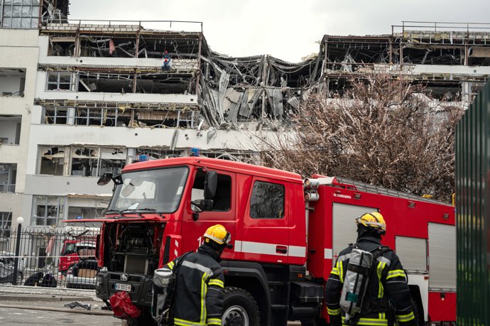 06 April 2025, Ukraine, Kiev: A pillar of smoke rises in the Obolonskyi district following a Russian ballistic missile strike that killed one person and injured three others early Sunday. Photo: Eugen Kotenko/Ukrinform/dpa