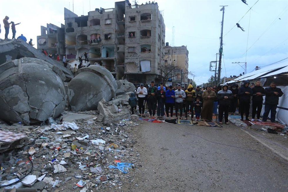 Archivo - Muslims perform Eid al Fitr prayers at the destroyed Al-Farouq Mosque. 