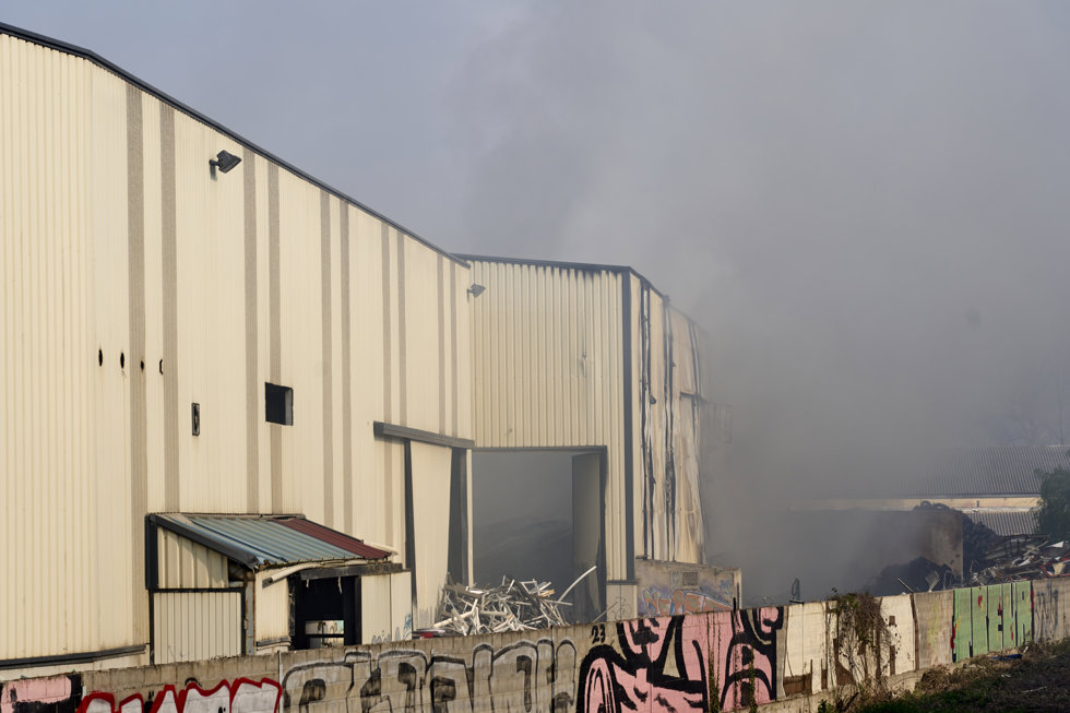 Incendio de grandes dimensiones que se ha producido en una planta de reciclaje de la calle Artapadura de Vitoria
